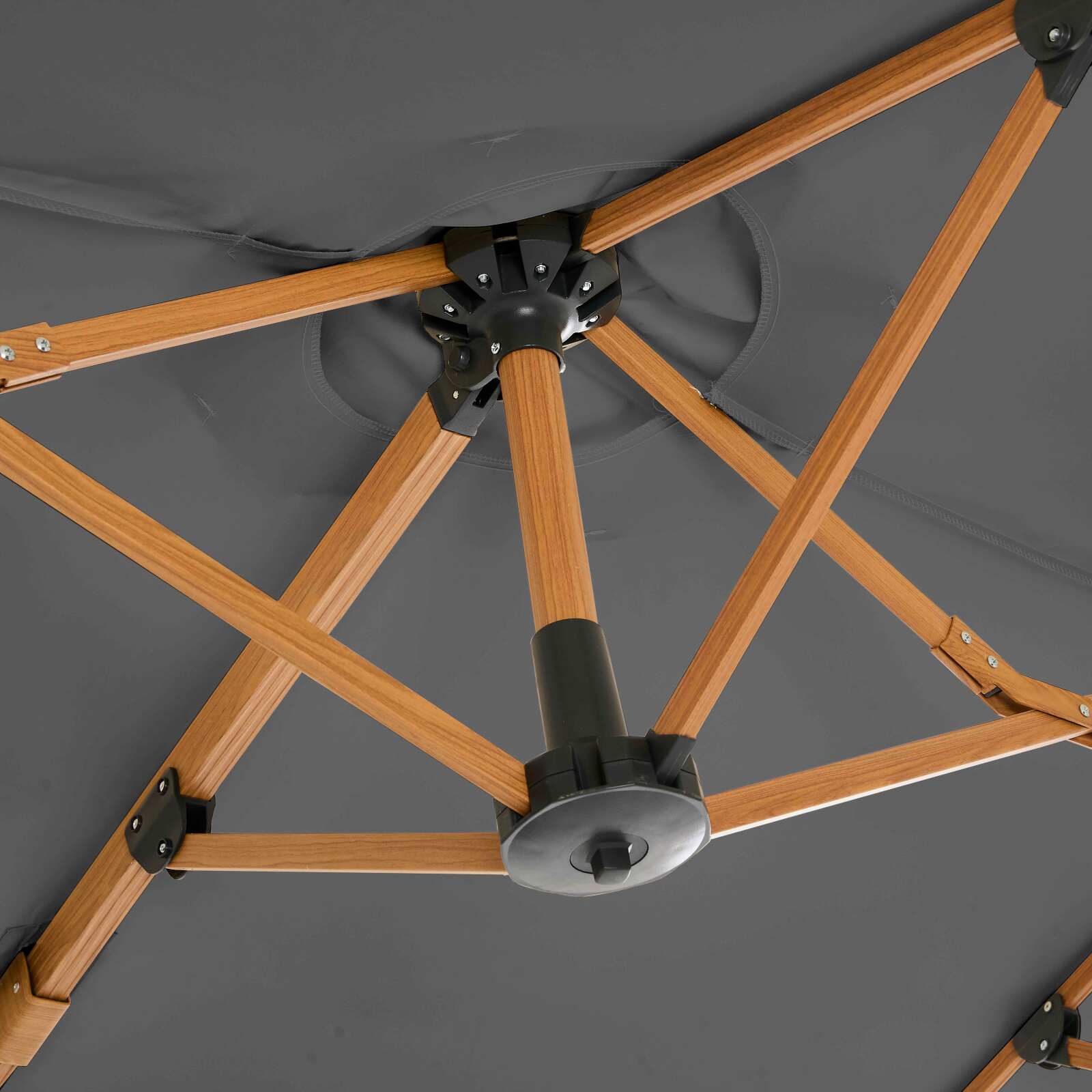 Parasol de 3 cabezales (4,5 x 2,65 m) con poste giratorio de 360° en imitación madera y funda protectora Parasol de 3 cabezales (4,5 x 2,65 m) con poste giratorio de 360° en imitación madera y funda protectora