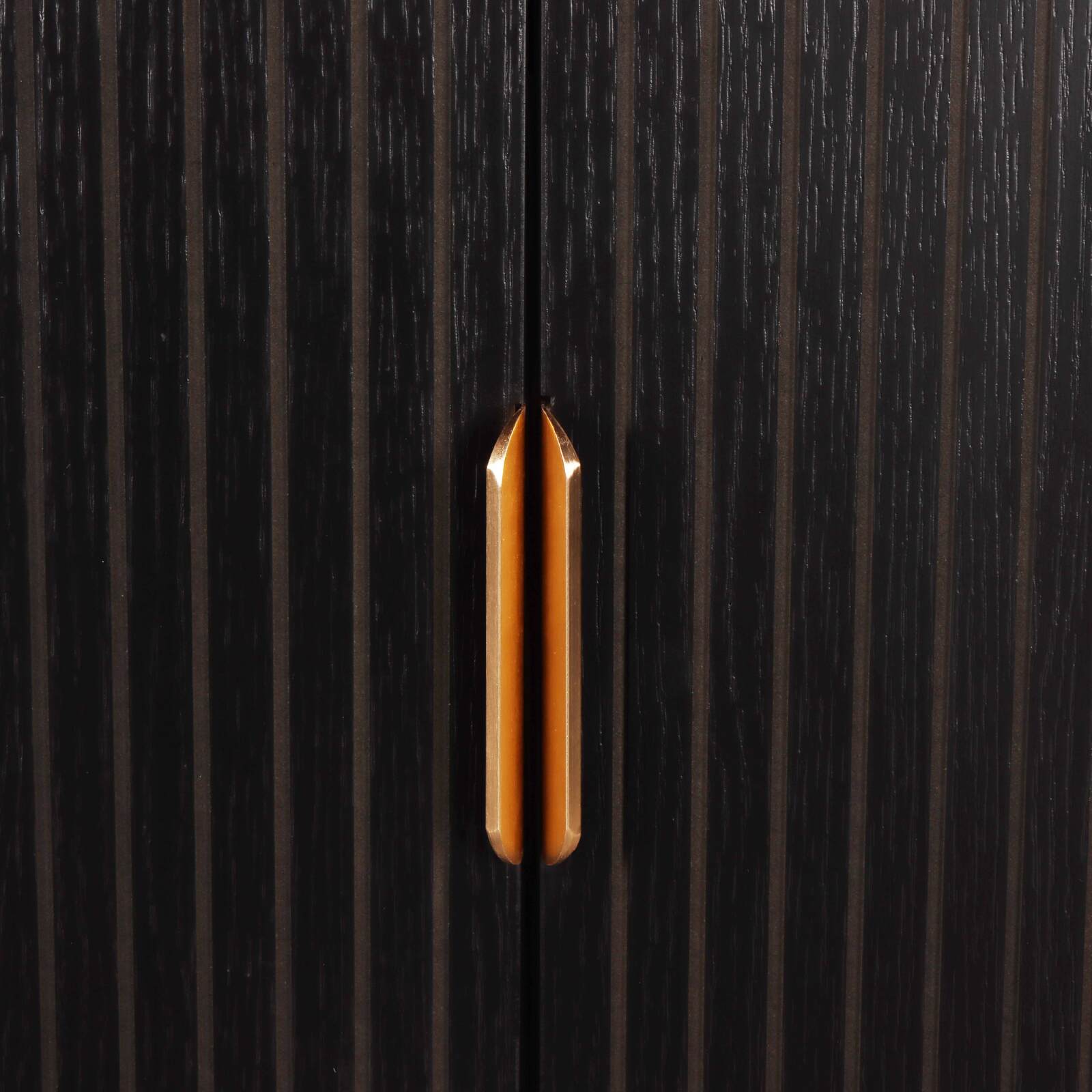 Aparador con 2 puertas y 3 cajones en MDF con decoración en melamina y acero 160 cm