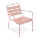 Sillón bajo y reposapiés de metal
