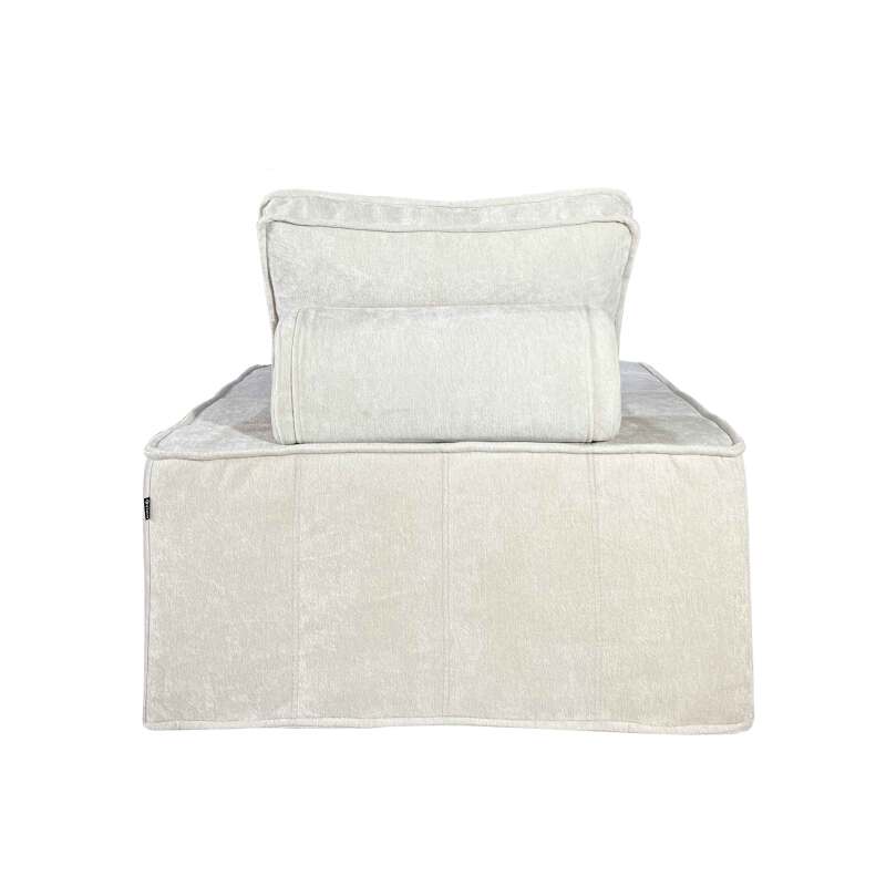 Sillón de tela con cojínes