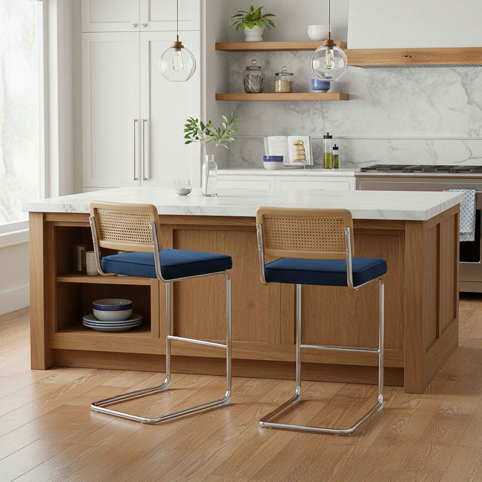 Sillas altas de terciopelo y metal con respaldo de tejido de enea - Lote de 2