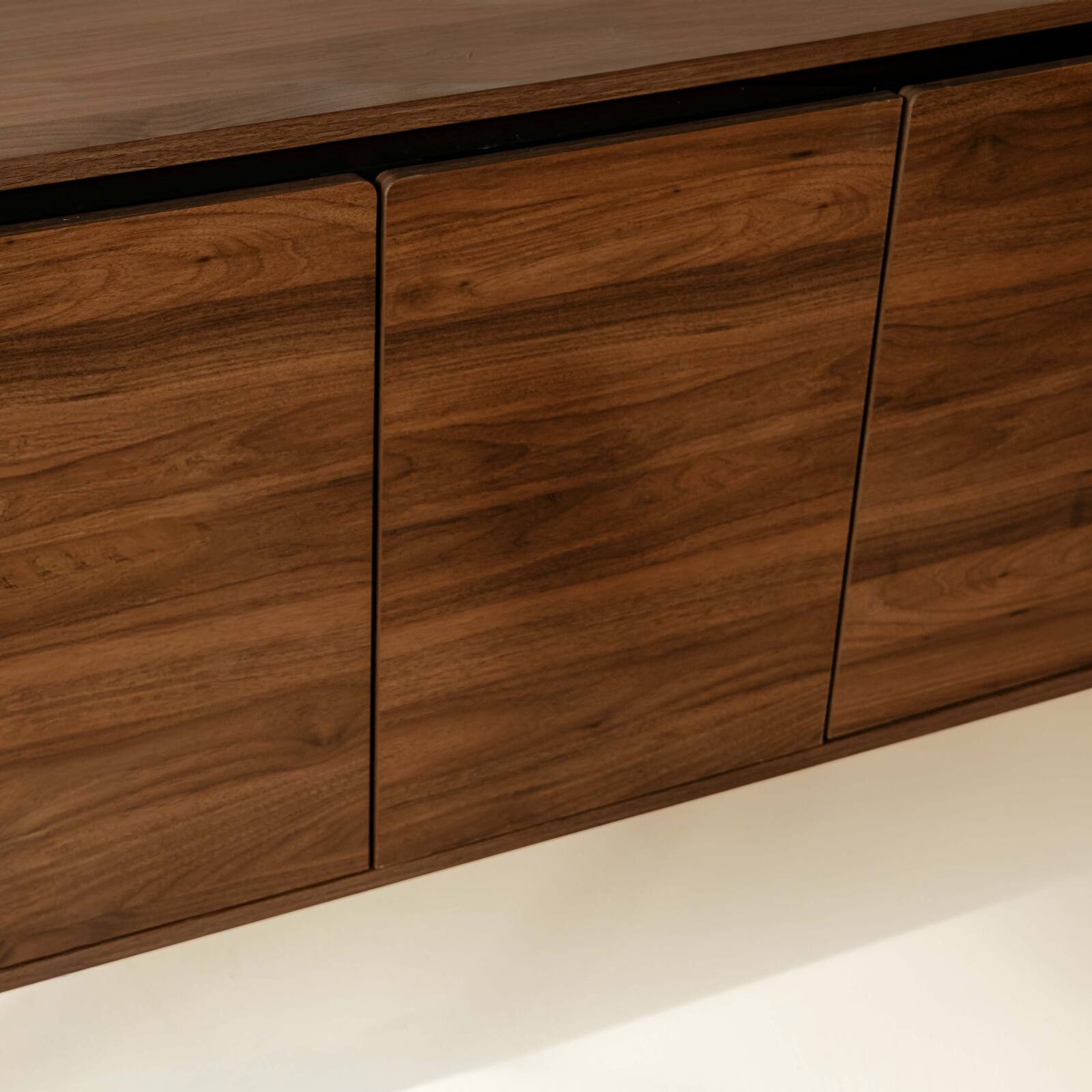 Aparador efecto madera 3 puertas de 160 cm