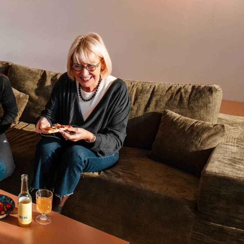 Sofá modular de 3 plazas de tela con cojines (2/8)