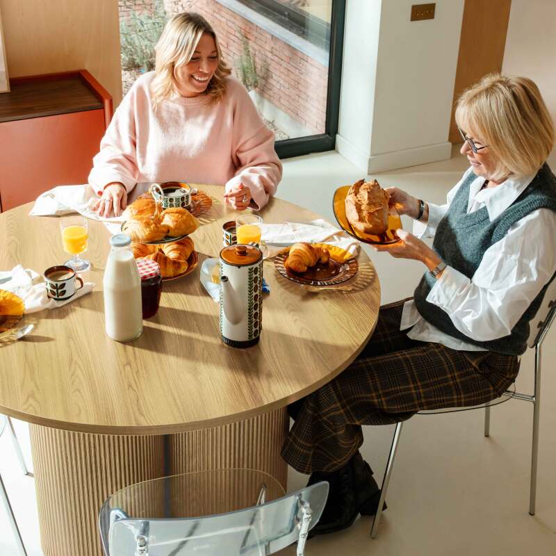 Mesa de comedor redonda efecto madera para 4 personas
