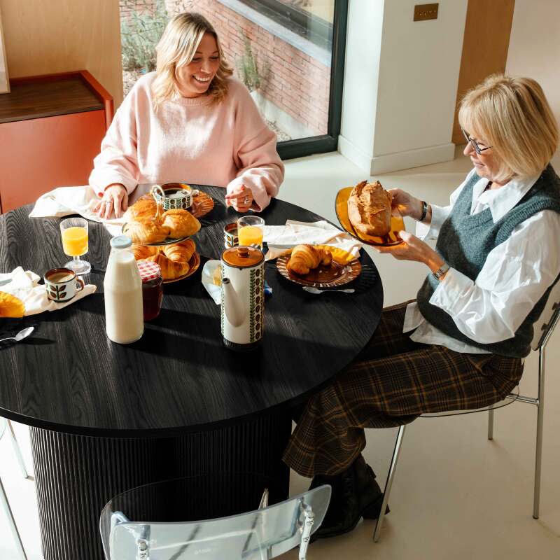 Mesa de comedor redonda efecto madera para 4 personas
