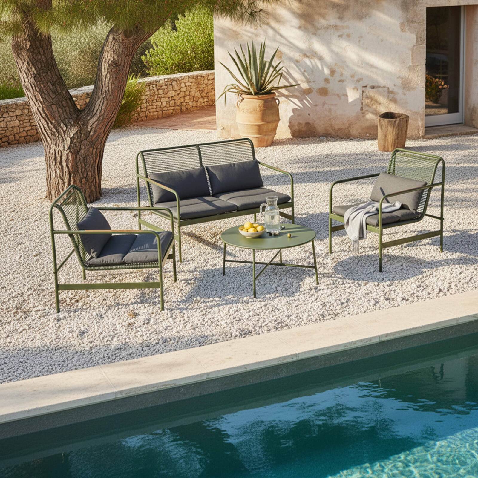 Mueble de jardín metálico de 4 plazas con 1 sofá, 2 sillones y mesa de centro.