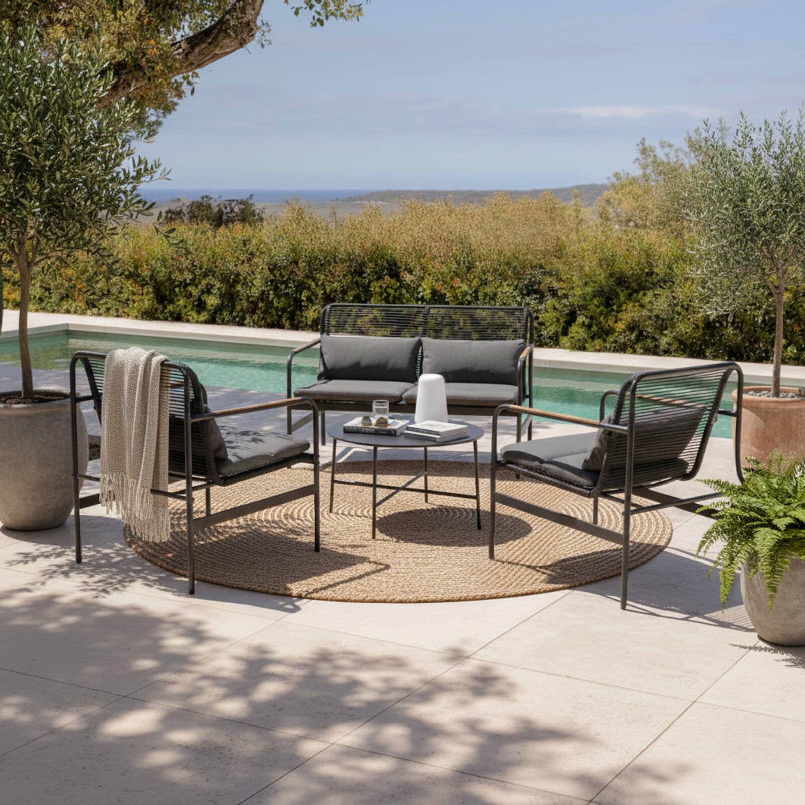 Mueble de jardín metálico de 4 plazas con 1 sofá, 2 sillones y mesa de centro.