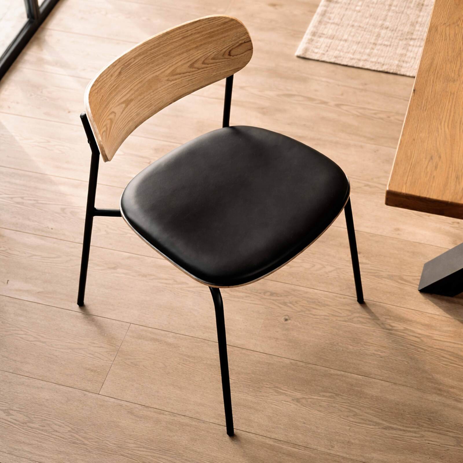 Sillas símil cuero de madera y metal - Lote de 2