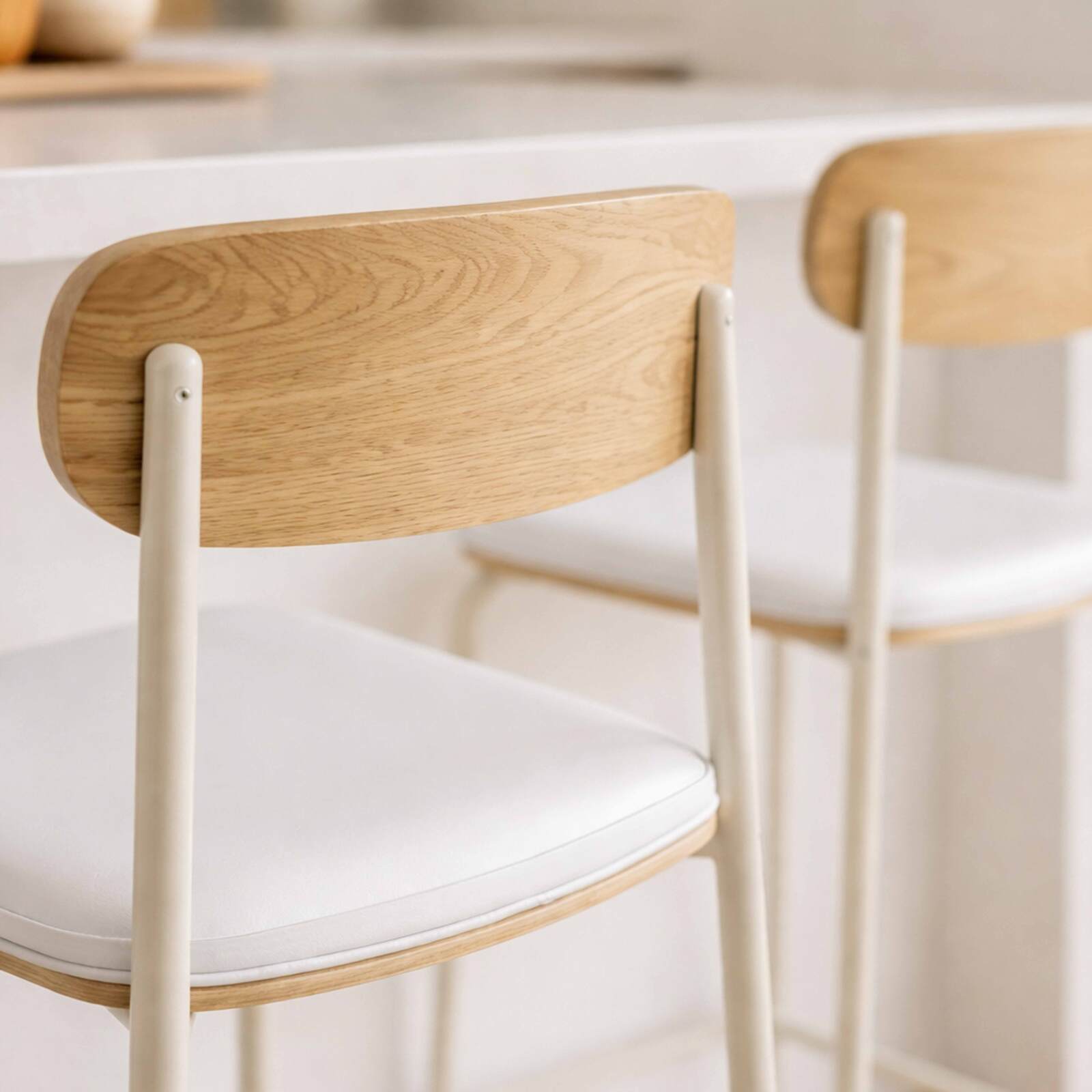 Sillas altas símil cuero de madera y metal - Lote de 2