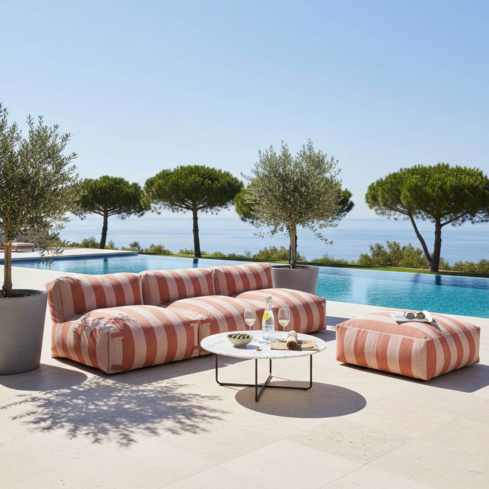 Sofá modular de exterior a rayas para 4 personas con 3 sillones y 1 puf