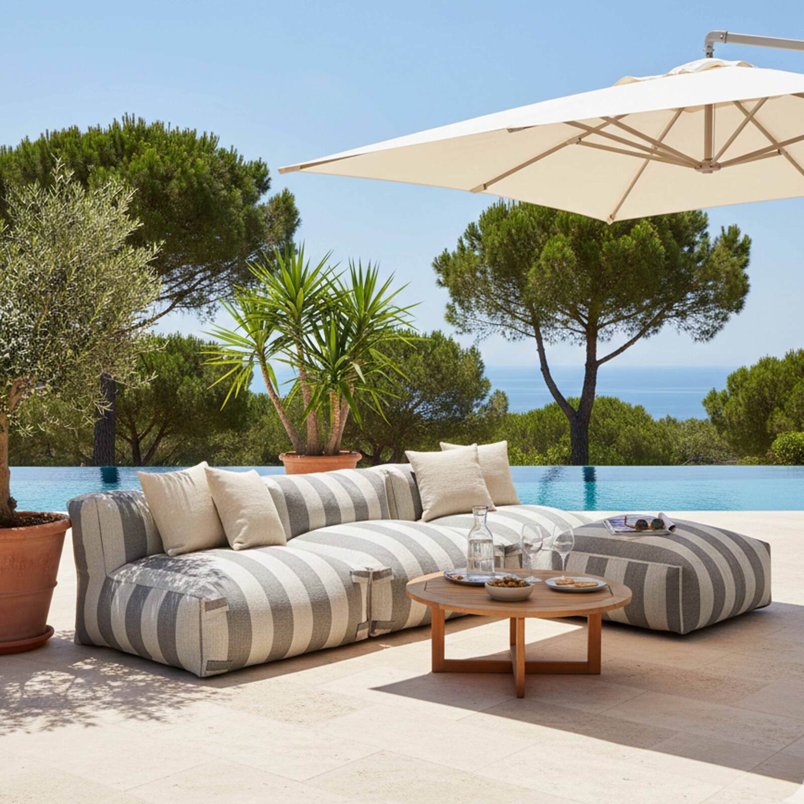 Sofá modular de exterior a rayas para 4 personas con 3 sillones y 1 puf