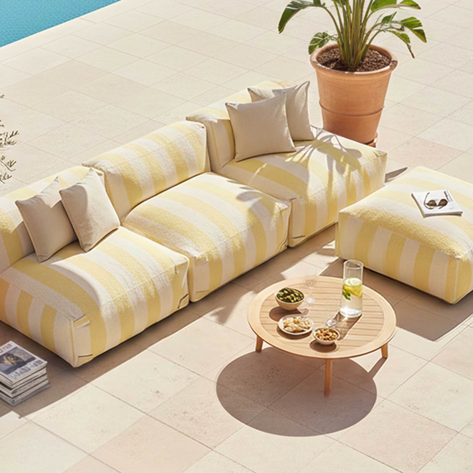 Sofá modular de exterior a rayas para 4 personas con 3 sillones y 1 puf