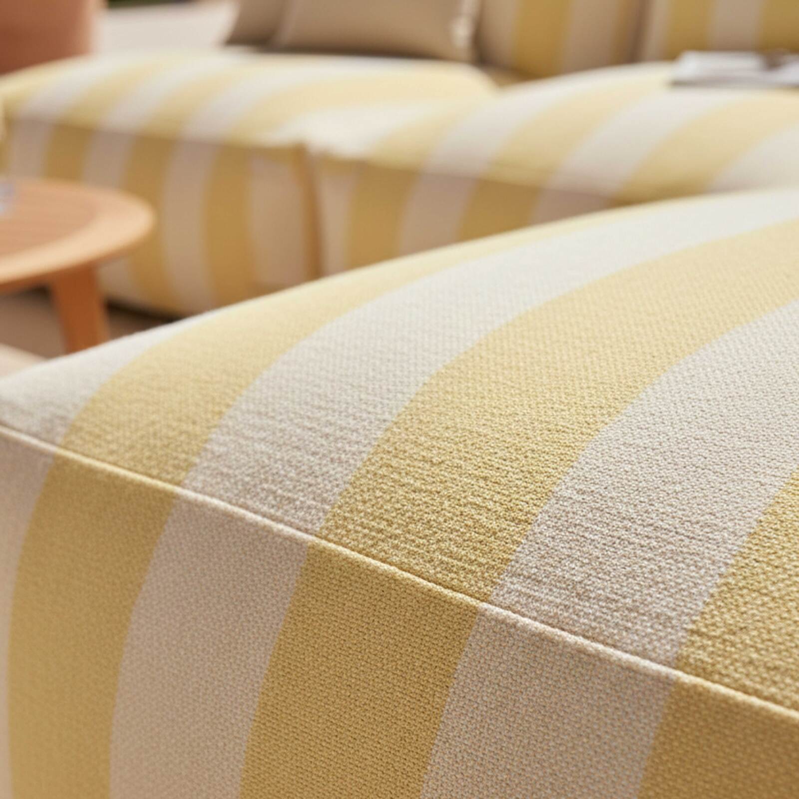 Sofá modular de exterior a rayas para 4 personas con 3 sillones y 1 puf