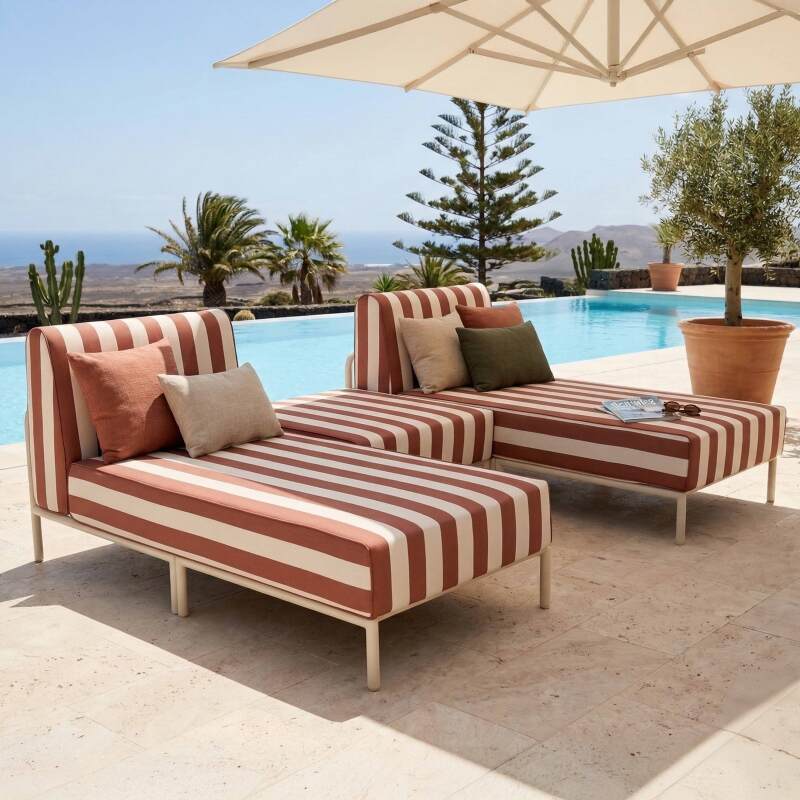 Sofá modular de exterior a rayas para 3 personas con 2 chaise longues y 1 puf