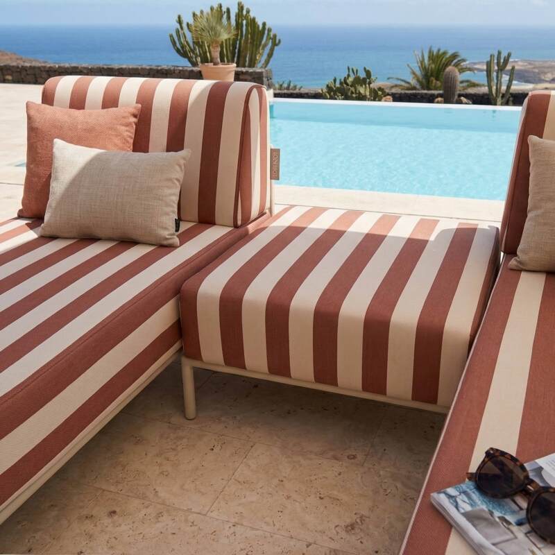 Sofá modular de exterior a rayas para 3 personas con 2 chaise longues y 1 puf (2/7)