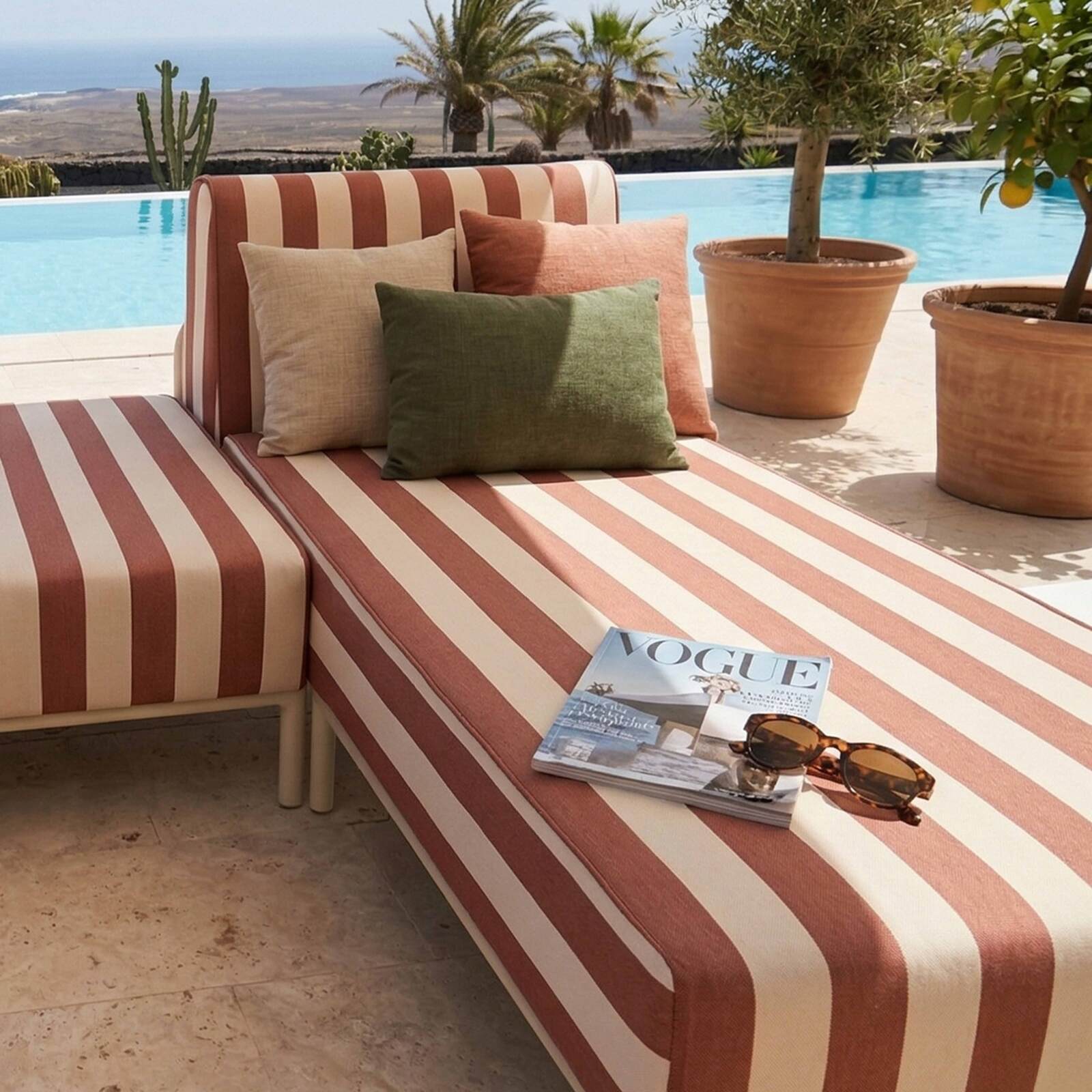 Sofá modular de exterior a rayas para 3 personas con 2 chaise longues y 1 puf