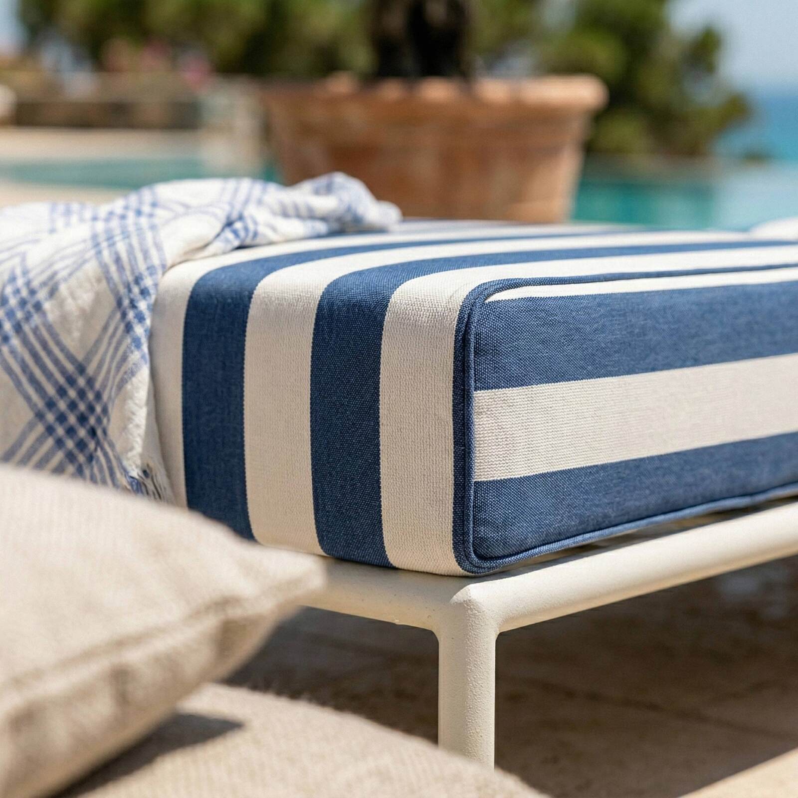 Sofá modular de exterior a rayas para 5 personas con 2 sillones, 1 sillón esquinero, 1 chaise longue y 1 puf