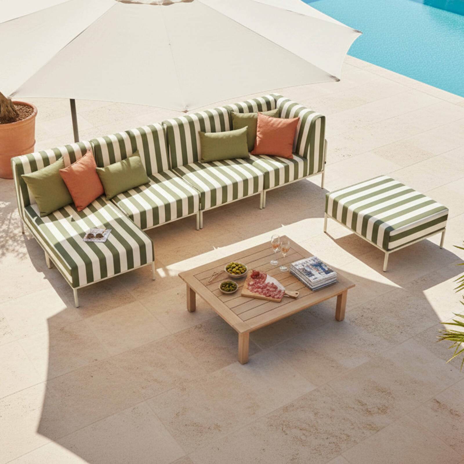 Sofá modular de exterior a rayas para 5 personas con 2 sillones, 1 sillón esquinero, 1 chaise longue y 1 puf