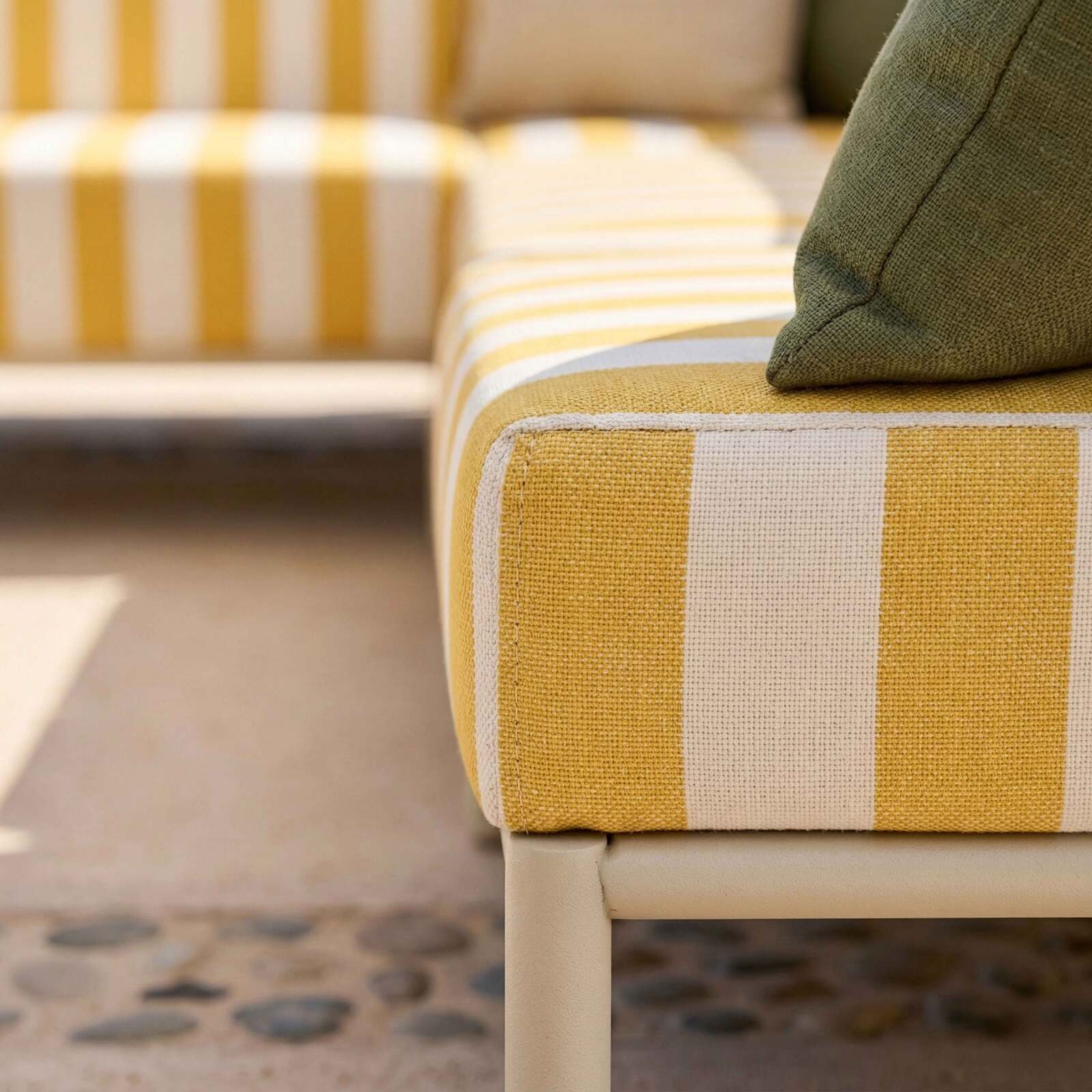 Sofá modular de exterior a rayas para 6 personas con 3 sillones, 1 sillón esquinero, 1 chaise longue y 1 puf