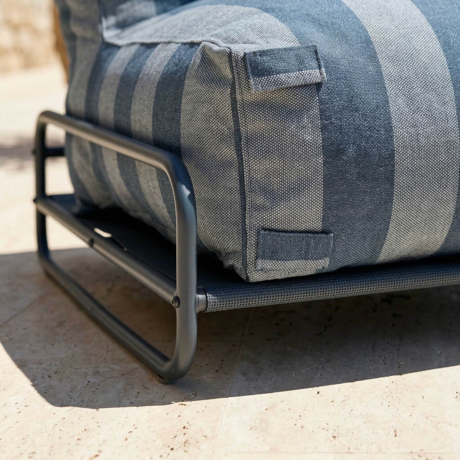 Sillón a rayas para sofá modular de exterior con estructura