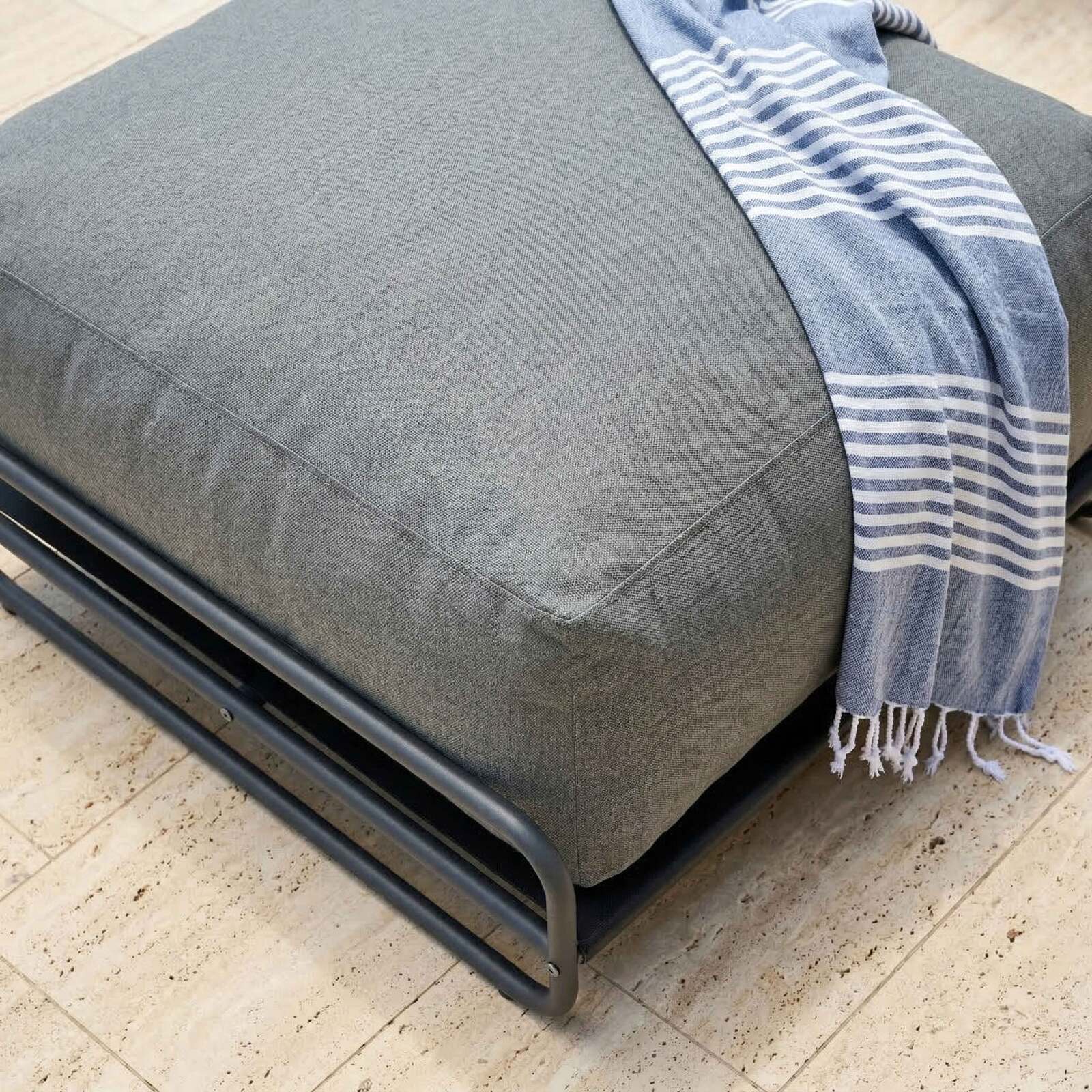 Sofá modular de exterior para 4 personas con estructura,1 sillón, 2 sillones esquineros, 1 puf y 1 mesa de centro 