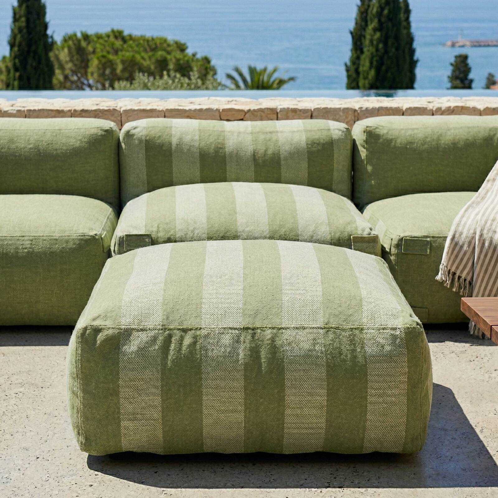 Sofá modular de exterior a rayas para 4 personas con 1 sillón, 2 sillones esquineros y 1 puf