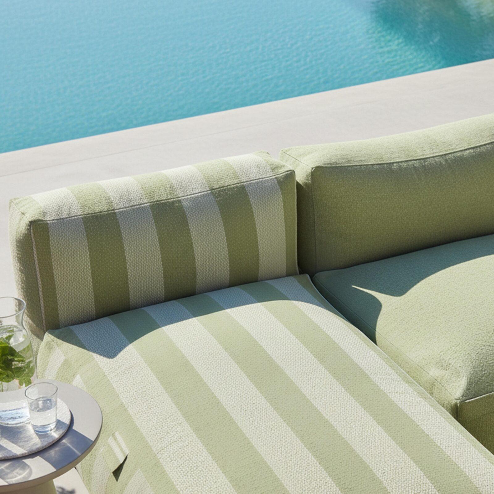 Sofá modular de exterior a rayas para 5 personas con 2 sillones bajo, 1 sillón esquinero, 1 tumbona y 1 puf