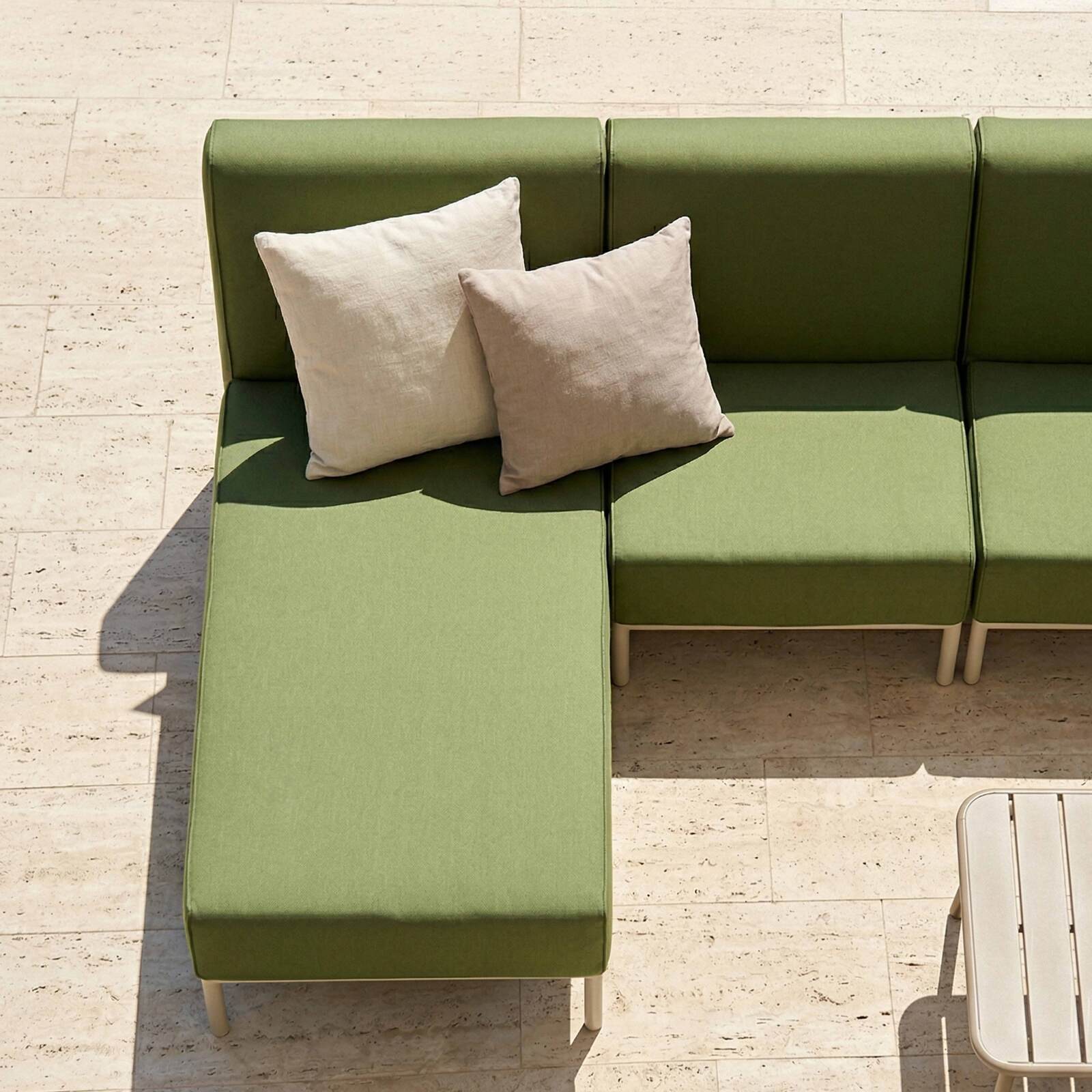 Sofá modular de exterior para 6 personas con 3 sillones, 1 sillón esquinero, 1 chaise longue y 1 puf