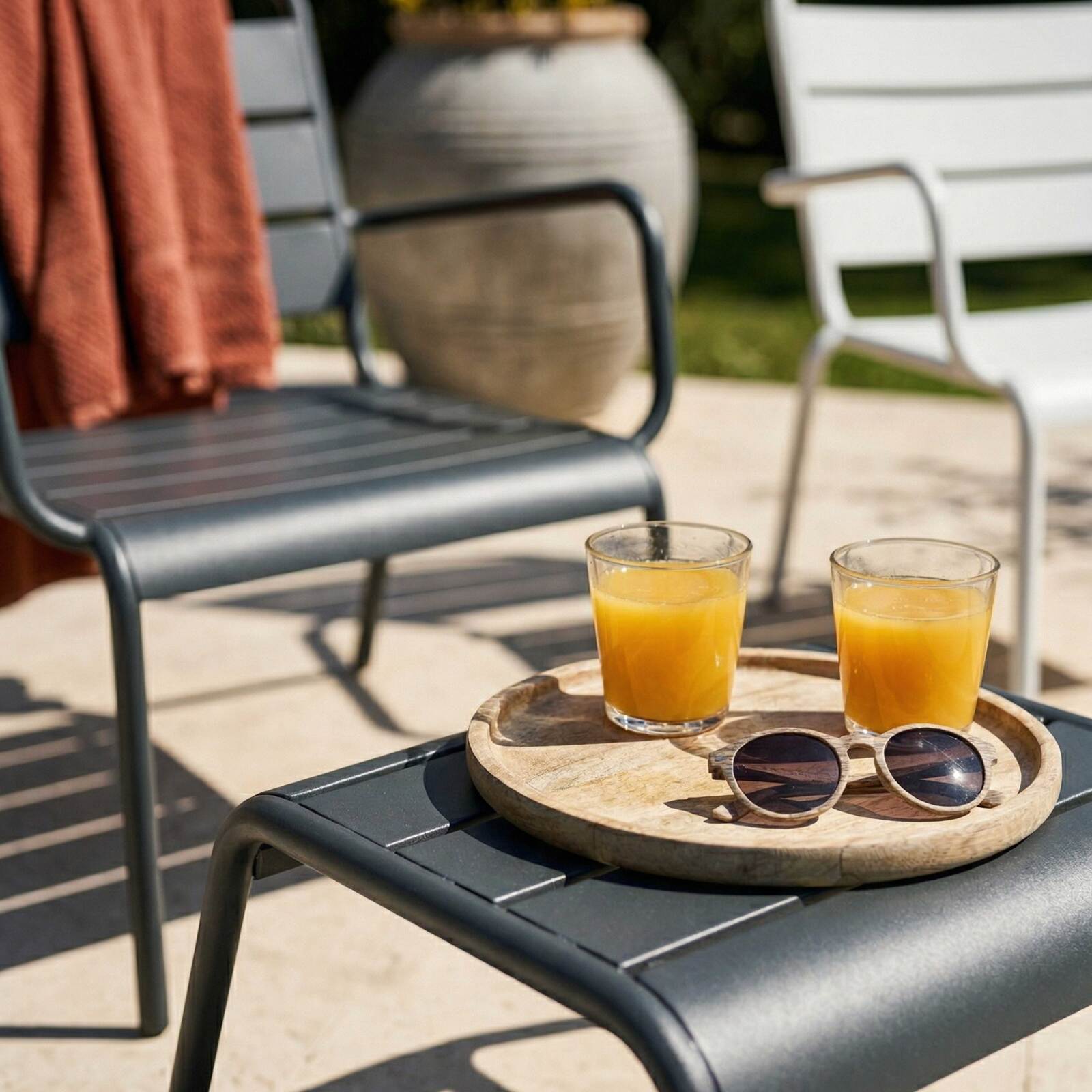 Sillones de jardín bajos de metal y reposapiés desparejados - Lote de 2