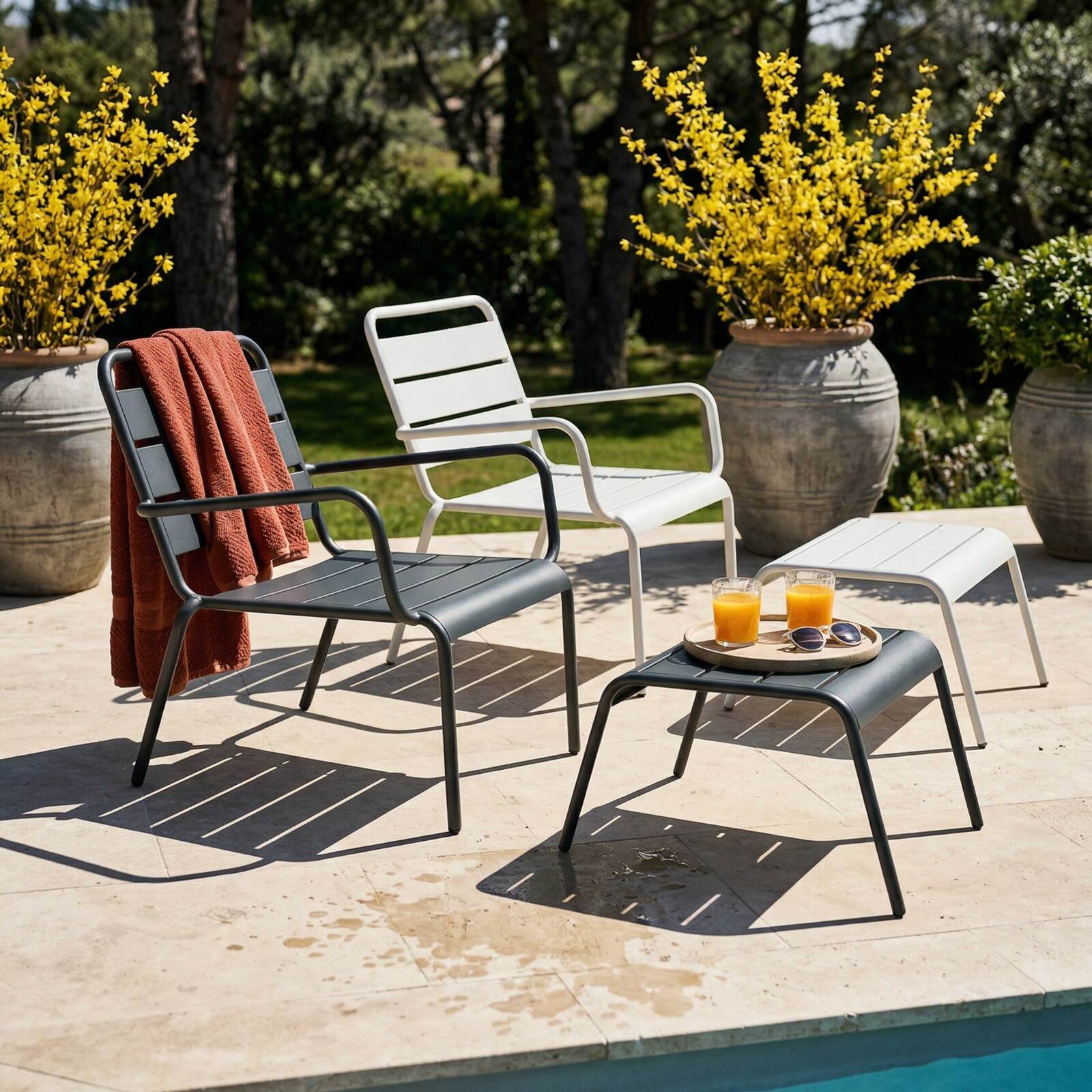 Sillones de jardín bajos de metal y reposapiés desparejados - Lote de 2
