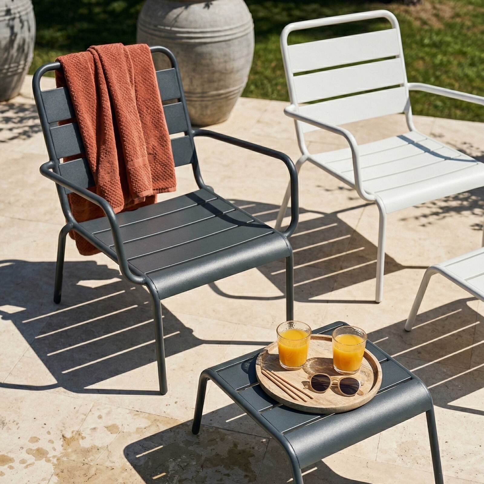 Sillones de jardín bajos de metal y reposapiés desparejados - Lote de 2
