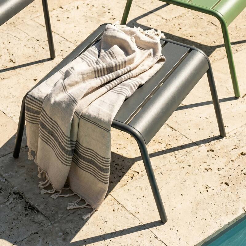 Sillones de jardín bajos de metal y reposapiés desparejados - Lote de 2 (3/7)