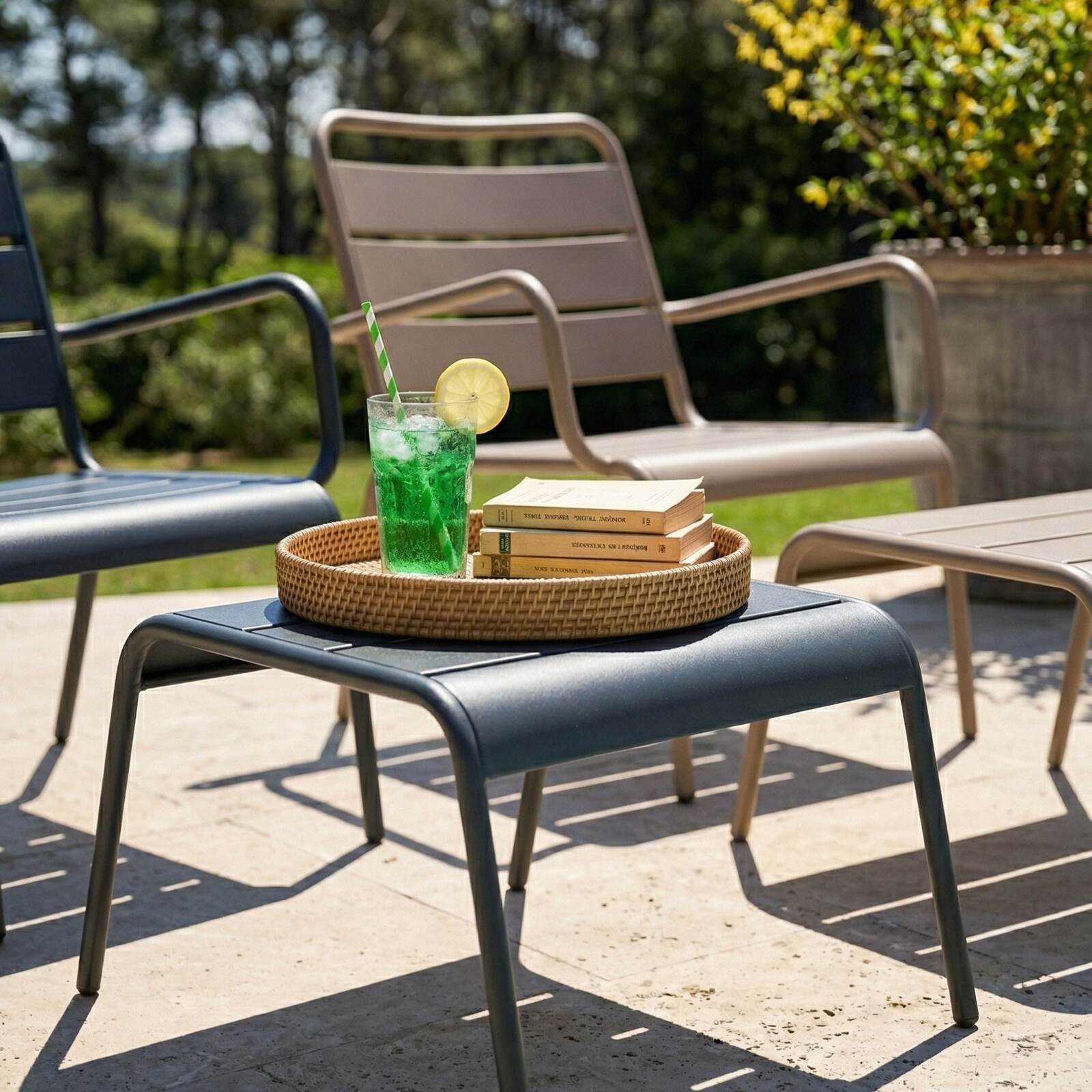 Sillones de jardín bajos de metal y reposapiés desparejados - Lote de 2