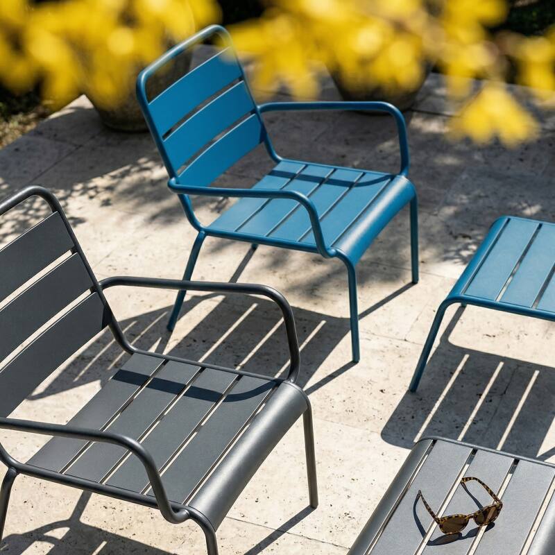Sillones de jardín bajos de metal y reposapiés desparejados - Lote de 2 (2/7)