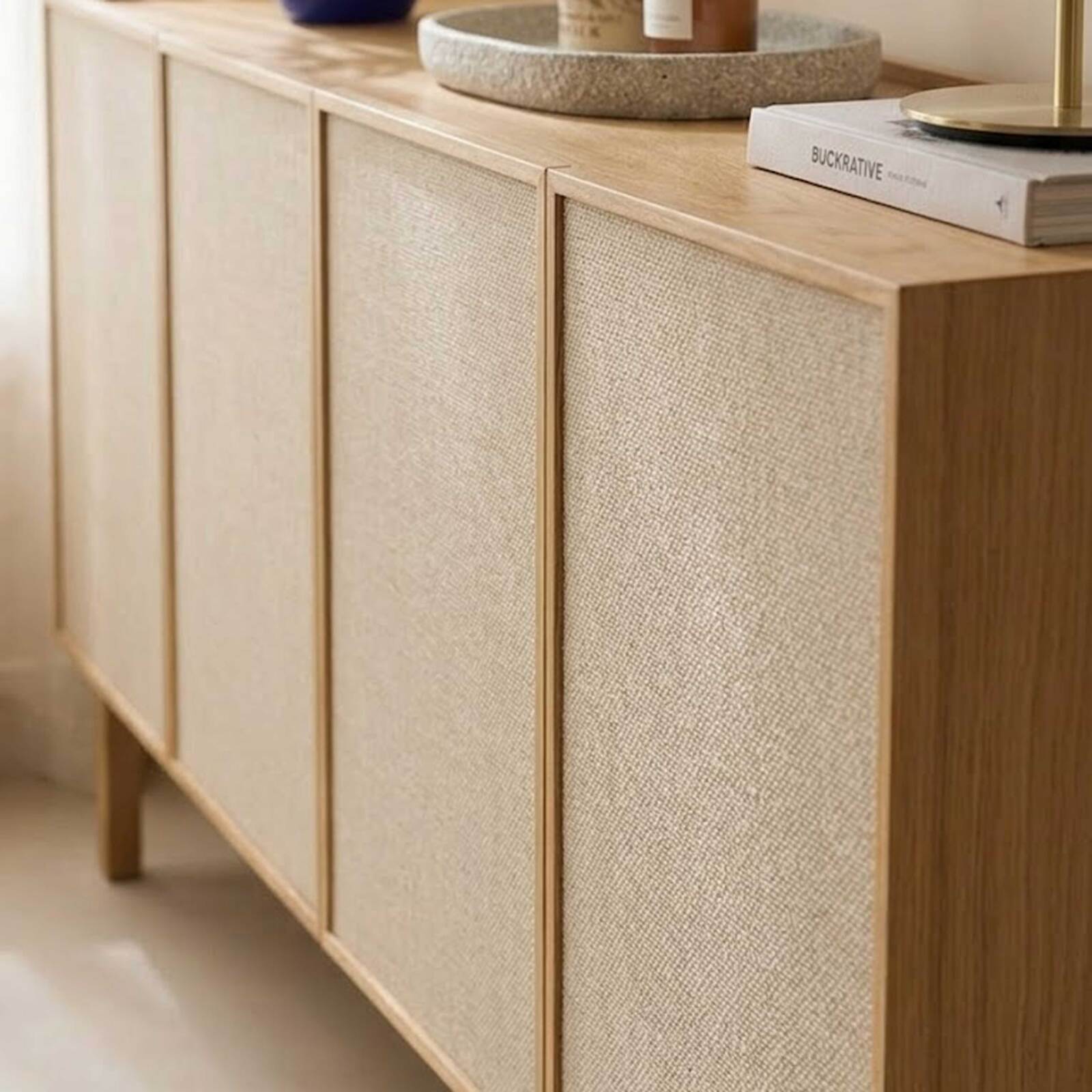 Aparador efecto madera y tela 4 puertas 180 cm estilo escandinavo