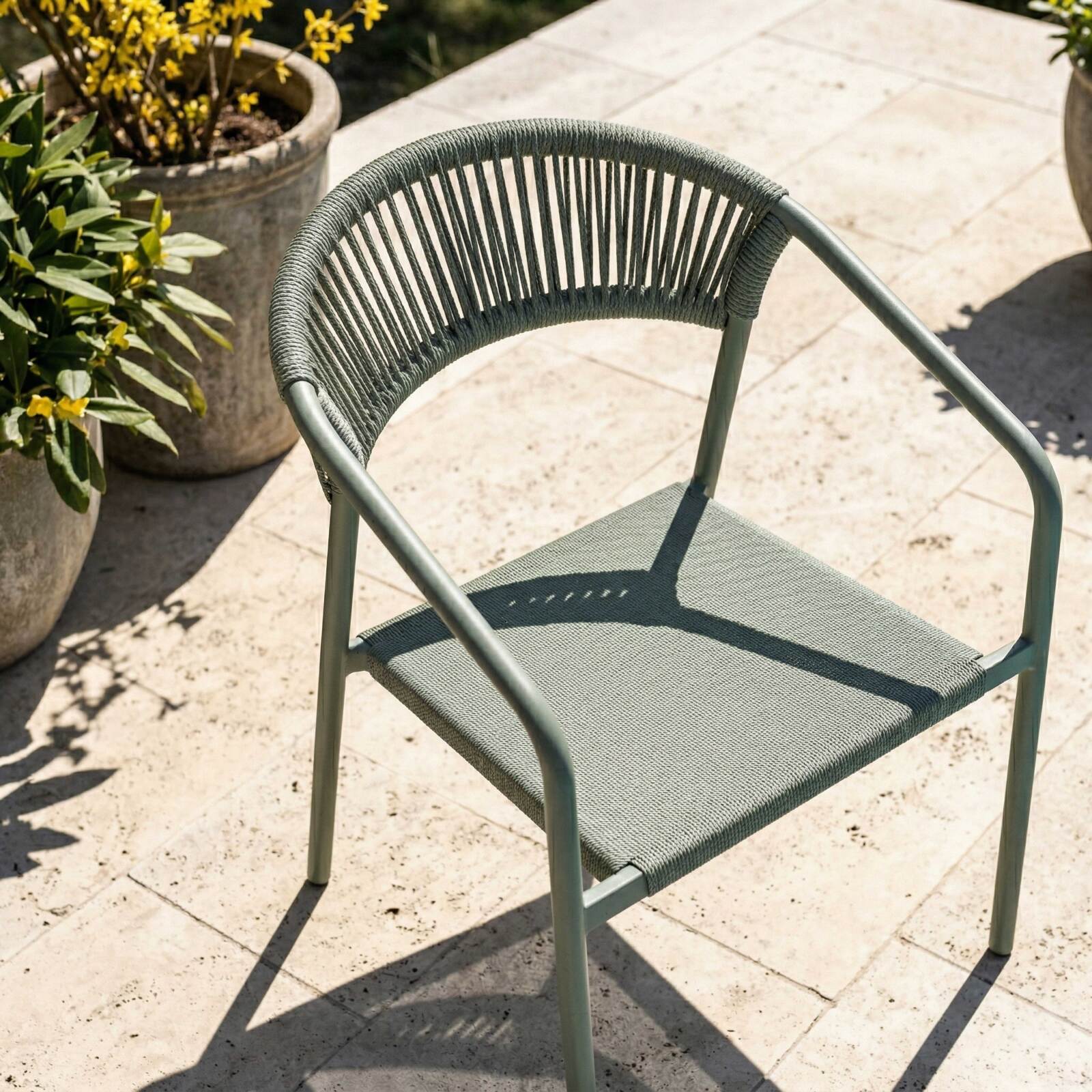 Silla de jardín de aluminio y ratán sintético con reposabrazos