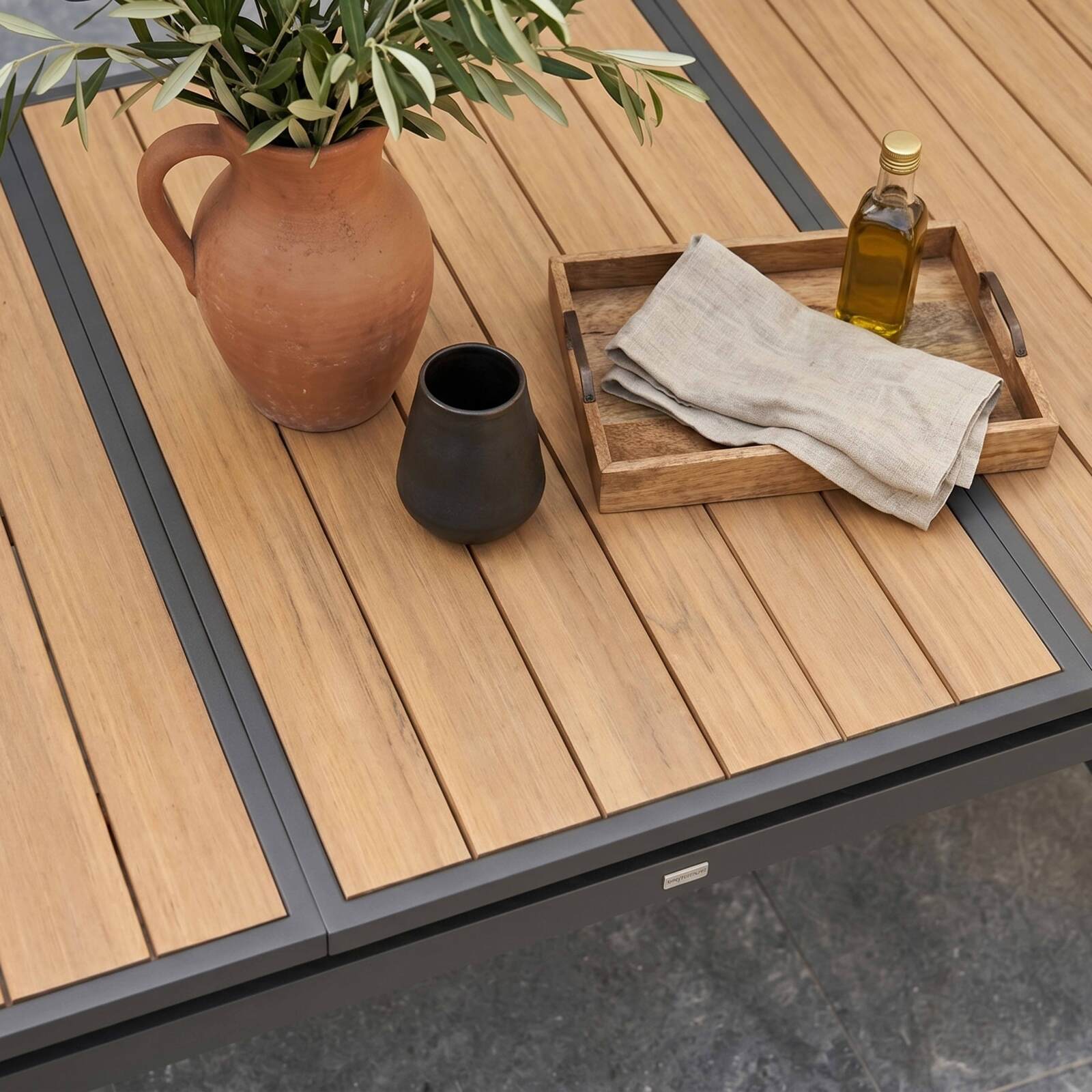 Mesa de jardín extensible de aluminio y efecto madera 8 a 10 personas 187/250x90 cm 