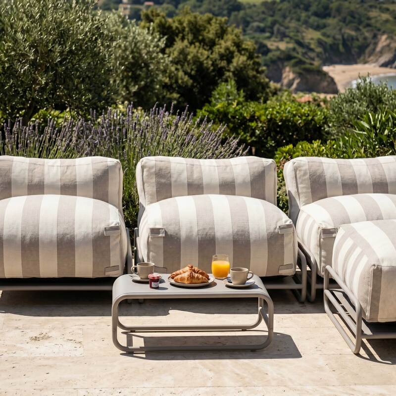 Sofá modular de exterior a rayas para 4 personas con estructura, 3 sillones, 1 puf, y mesa de centro (2/7)