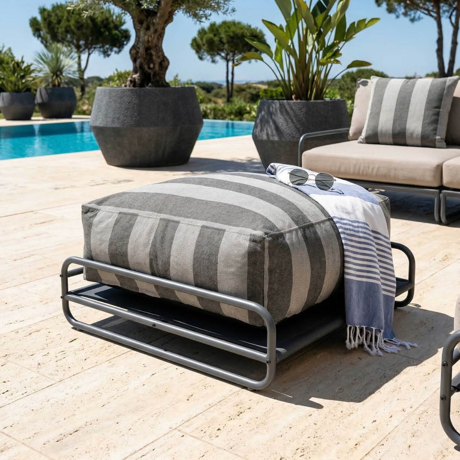 Sofá modular de exterior a rayas para 4 personas con estructura, 3 sillones, 1 puf, y mesa de centro