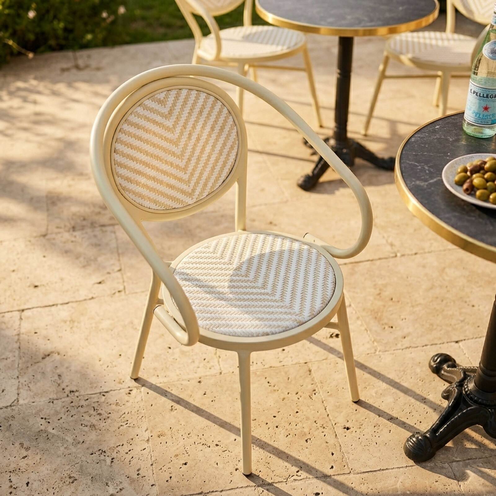 Silla de jardín bistró parisino de aluminio y ratán sintético con reposabrazos, motivo de espiga