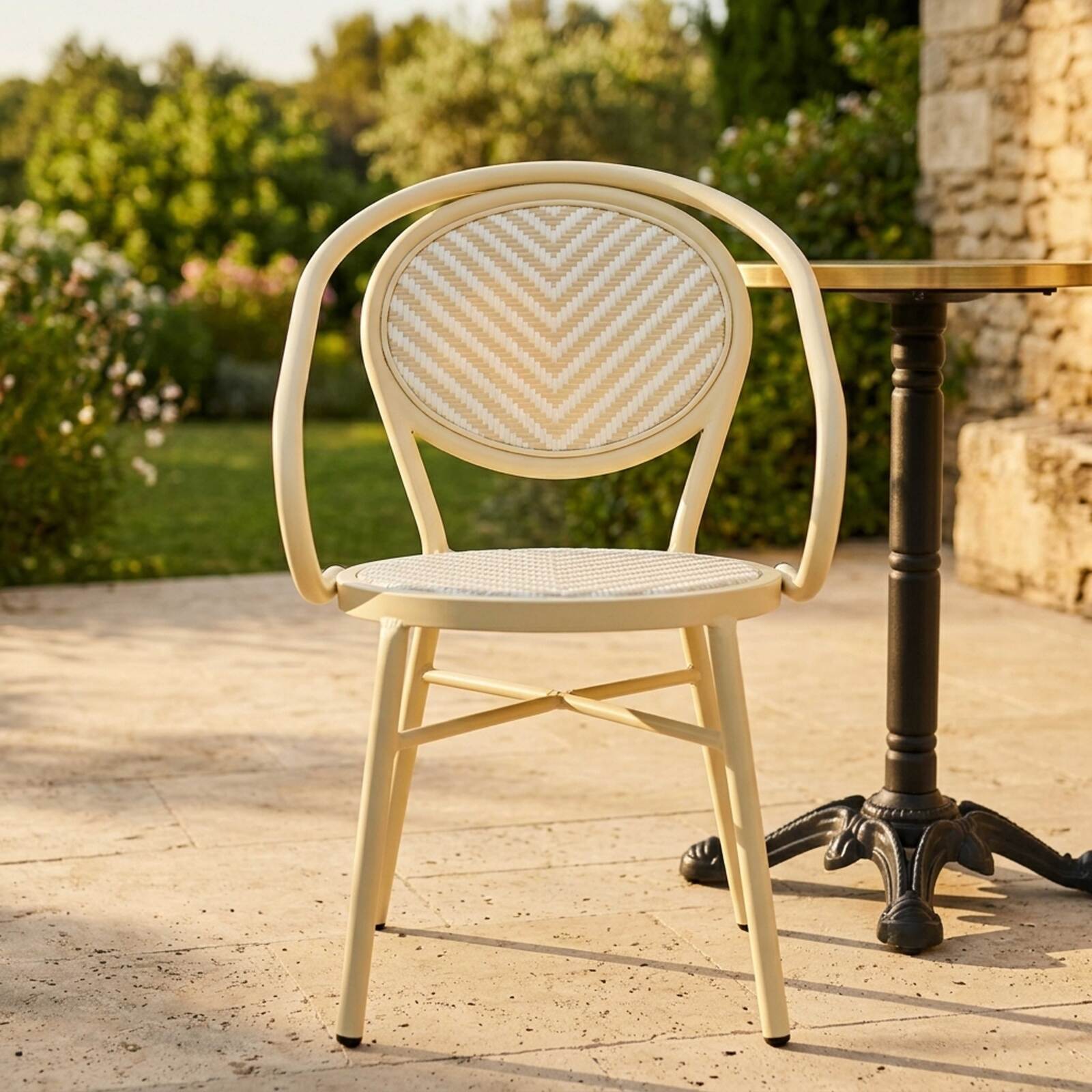 Silla de jardín bistró parisino de aluminio y ratán sintético con reposabrazos, motivo de espiga