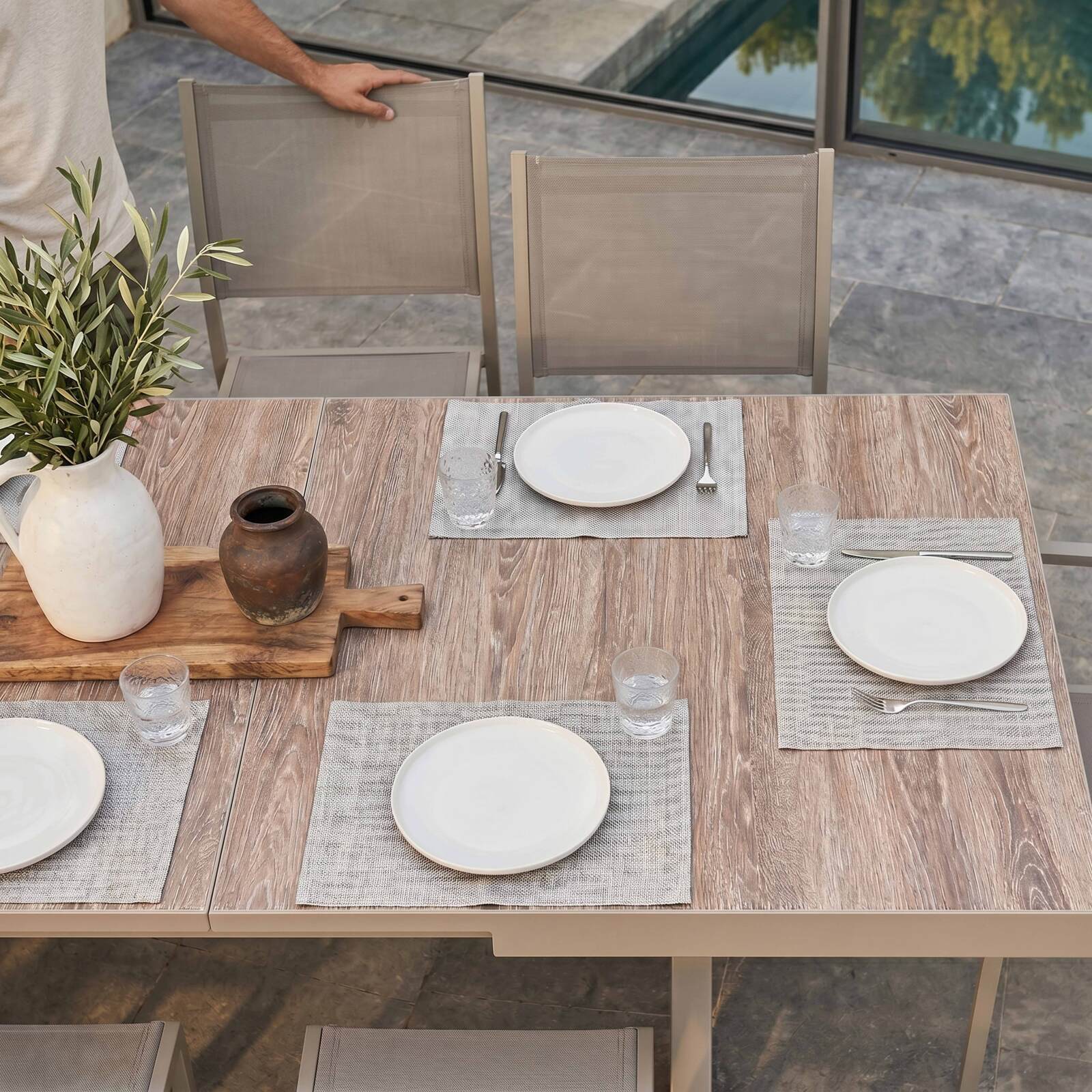 Mesa de jardín de aluminio y cerámica efecto madera 201x100 cm y 10 sillas apilables de textilene