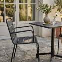 Mesa de jardín bistro cuadrada inclinable de metal con pie emprotado 70x70 cm y 2 sillas con reposabrazos