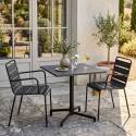 Mesa de jardín bistro cuadrada inclinable de metal con pie emprotado 70x70 cm y 2 sillas con reposabrazos