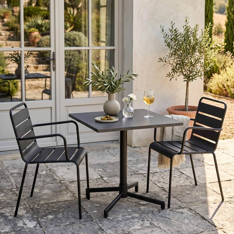 Mesa de jardín bistro cuadrada inclinable de metal con pie emprotado 70x70 cm y 2 sillas con reposabrazos
