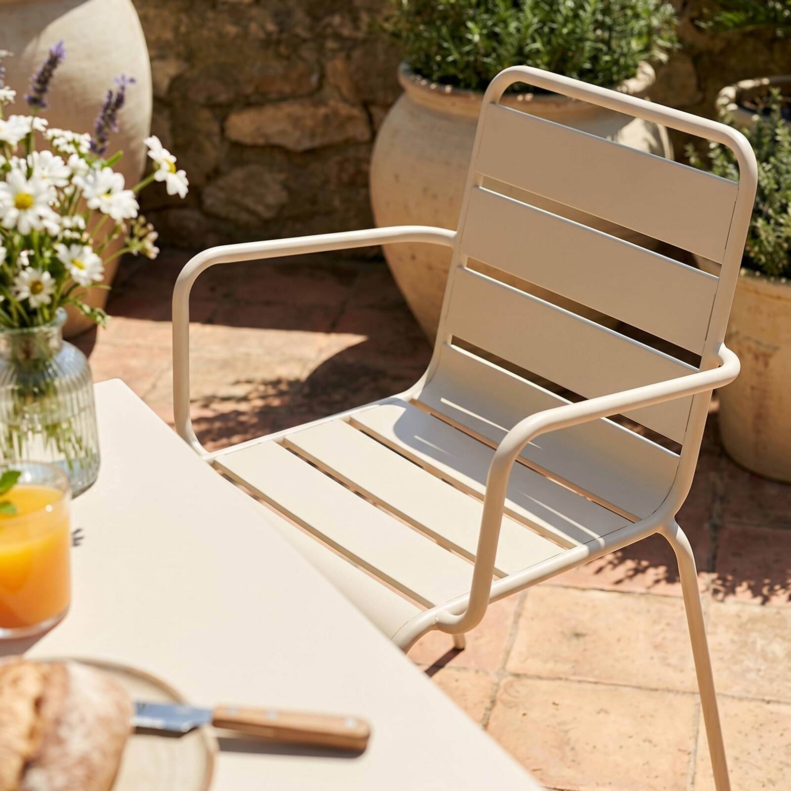 Mesa de jardín bistro cuadrada inclinable de metal con pie emprotado 70x70 cm y 2 sillas con reposabrazos