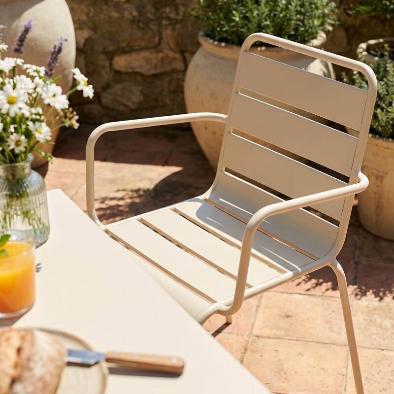 Mesa de jardín bistro cuadrada inclinable de metal con pie emprotado 70x70 cm y 2 sillas con reposabrazos (2/7)