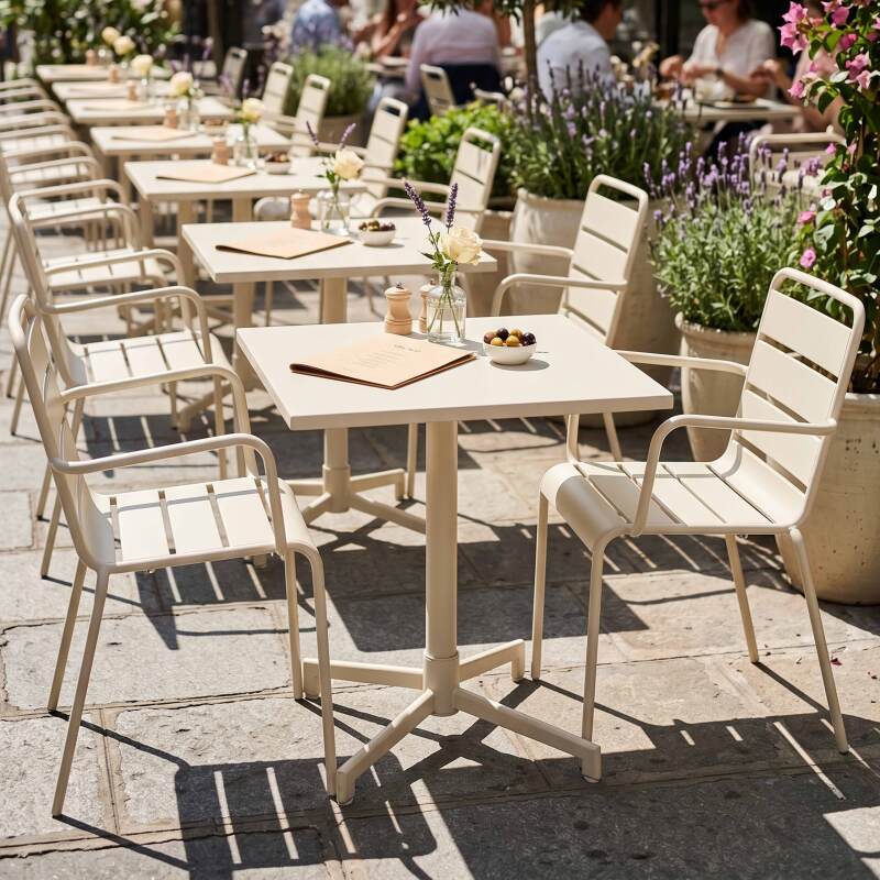 Mesa de jardín bistro cuadrada inclinable de metal con pie emprotado 70x70 cm y 2 sillas con reposabrazos (6/7)