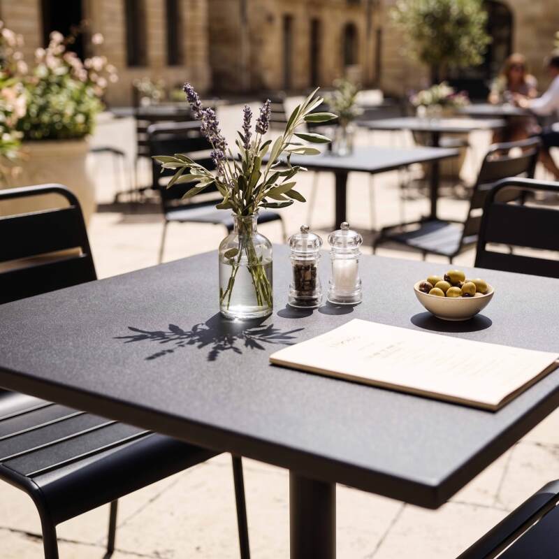 Mesa de jardín bistro cuadrada inclinable de metal con pie emprotado 70x70 cm y 2 sillas (6/7)