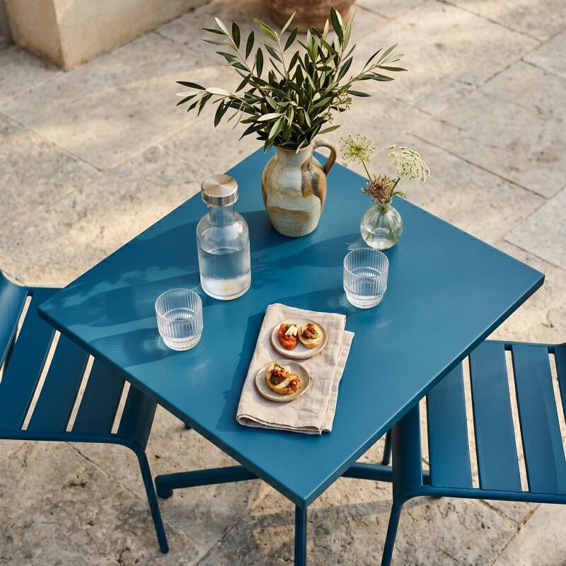 Mesa de jardín bistro cuadrada inclinable de metal con pie emprotado 70x70 cm y 2 sillas (2/8)